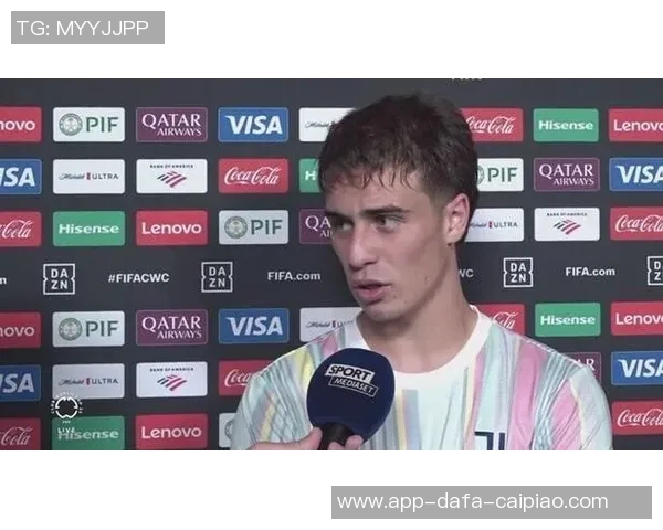 伊尔迪兹赛后与大卫路易斯合影留念称赞传奇球员的精彩表现